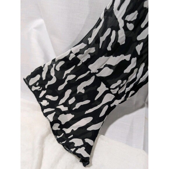 Violet & Claire Blouse Ruffle Detail Grey and Black Print Womans Size XL   Flaw - Picture 6 of 13